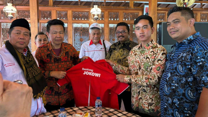 Relawan Benteng Jokowi (Bejo) dipimpin menyerahkan dukungan ke Prabowo-Gibran
