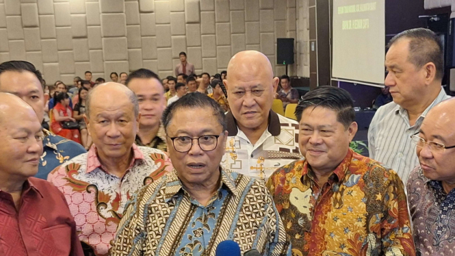Oesman Sapta Odang (tengah).
