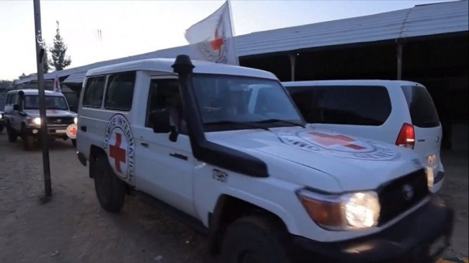 Hamas membebaskan 24 orang sandera yang dievakuasi dengan mobil Red Cross 