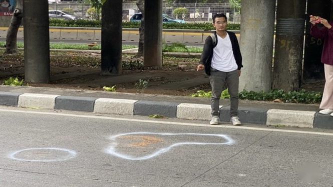 TKP mobil Satpol PP menabrak ojol di Sunter hingga jatuh dari flyover