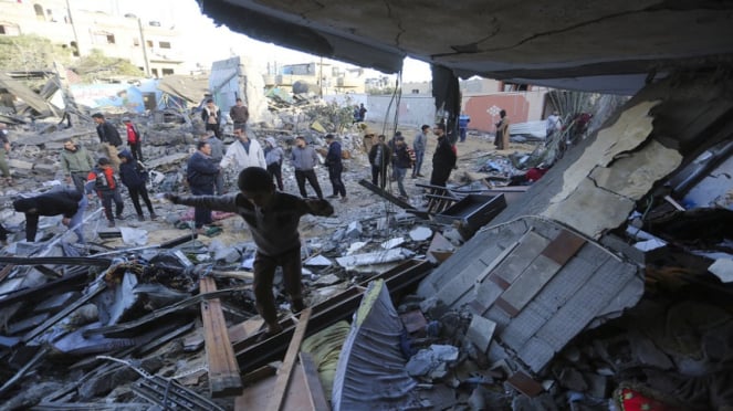 Warga Gaza mengunjungi rumah mereka yang hancur dibombardir Israel