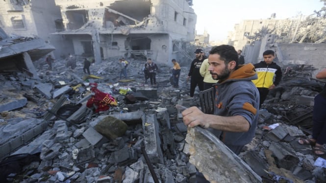 Warga Gaza mengunjungi rumah mereka yang hancur dibombardir Israel