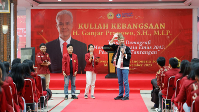 Capres Ganjar Pranowo memberikan kuliah kebangsaan di UKI Toraja