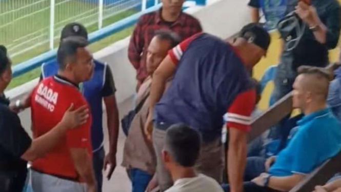  Arya Sinulingga saat mengusir Nazaruddin Dek Gam di Stadion Baharoeddin Siregar