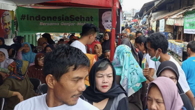 Sejumlah pedagang pasar di Ciwidey, Kabupaten Bandung, Jawa Barat, mengikuti pemeriksaan kesehatan gratis, Sabtu, 25 November 2023.