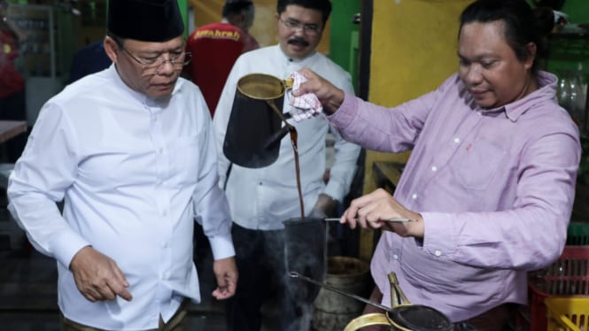 Plt Ketum PPP Muhamad Mardiono berkunjung ke kedai kopi Azzahra di Makassar