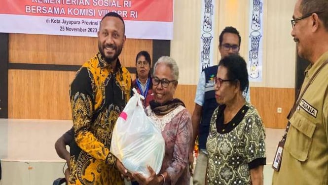 Anggota Komisi VIII DPR RI Yan Mandenas saat menyerahkan bansos di Papua.