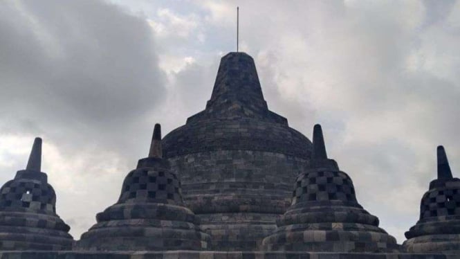 Puncak candi Borobudur.