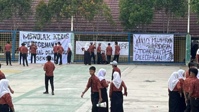 Pelajar SMAN di Tangerang gelar demonstrasi usai tindakan cabul oknum guru.