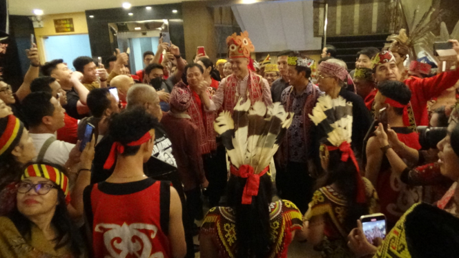 Capres Ganjar Pranowo disambut masyarakat Dayak di Pontianak