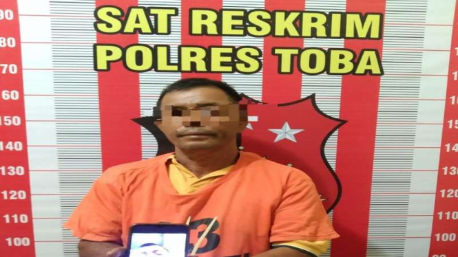 Lukman Dolok Saribu (57) saat diamankan petugas kepolisian Polres Toba