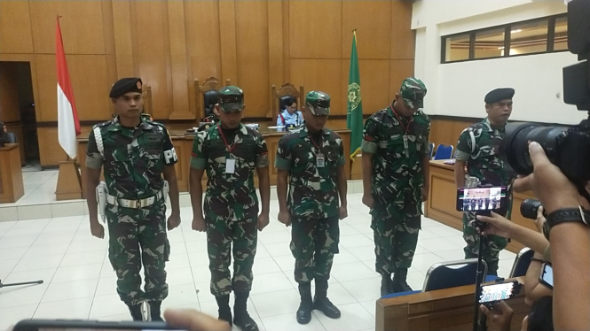 VIVA Militer: Praka Riswandi Manik, Cs saat menjalani sidang tuntutan
