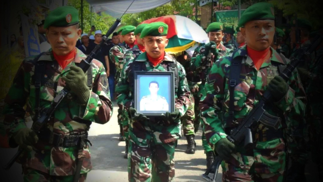 VIVA Militer: Prosesi pemakaman militer Kapten Saniman.