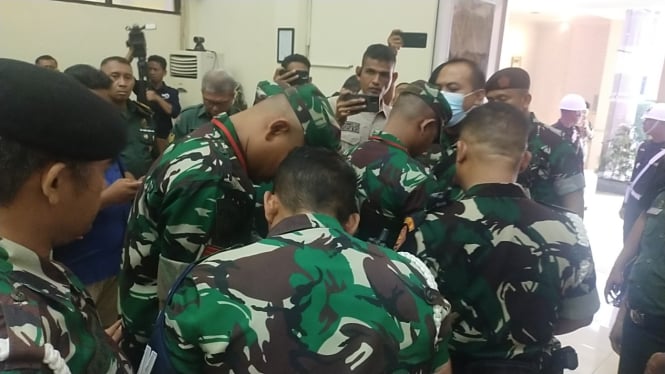 VIVA Militer: 3 Oknum Prajurit TNI AD di ruang sidang Pengadilan Militer II-08