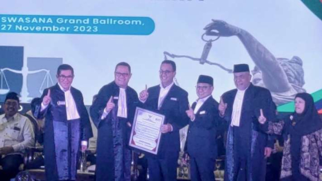 Pasangan calon presiden dan calon wakil presiden Anies Baswedan (tengah) dan Muhaimin Iskandar (tiga kanan) menghadiri acara Deklarasi Tim Hukum Nasional Amin di kawasan Kuningan, Jakarta Selatan, Senin, 27 November 2023.