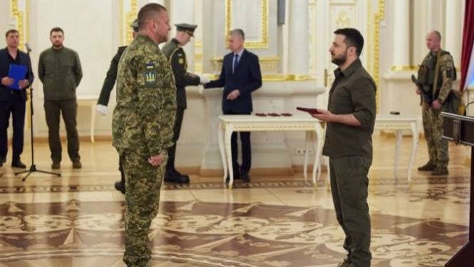 VIVA Militer: Jenderal Valerii Zaluzhnyi dan Presiden Volodymyr Zelensky