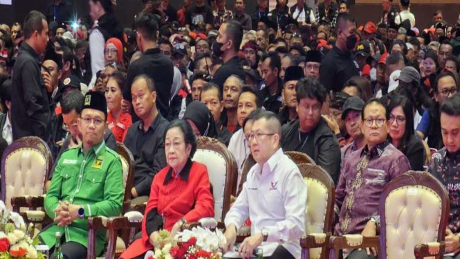 Ketum PDIP Megawati Soekarnoputri dan ketum parpol hadiri Rakornas relawan.