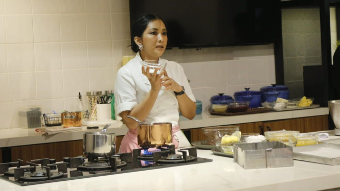 Chef Rozma Suhardi mengadakan kegiatan baking for charity