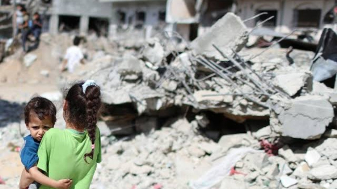 VIVA Militer: Bocah Palestina di tengah puing bangunan kota Gaza