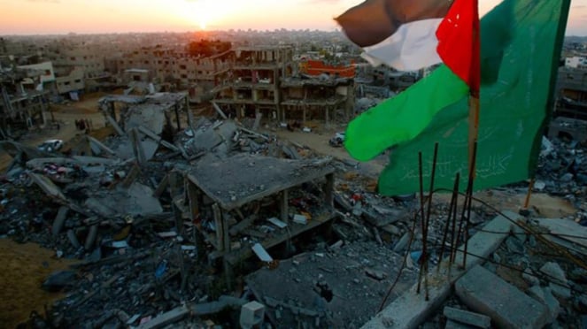 VIVA Military: Bandera palestina entre las ruinas de edificios en la ciudad de Gaza