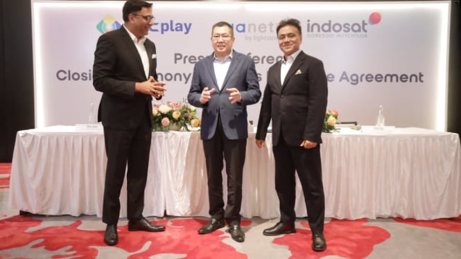 Direktur Utama dan Kepala Eksekutif Indosat Ooredoo Hutchison Vikram Sinha (kiri), Founder and Chairman MNC Group Hary Tanoesoedibjo (tengah), serta CEO and Managing Director Lightstorm Group Amajit Gupta di Jakarta, Senin, 27 November 2023.