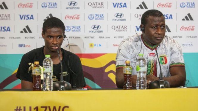 Pelatih Timnas Mali U-17 Soumaila Coulibaly (kanan) 