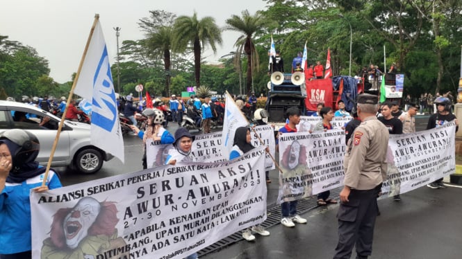 Demo buruh di Tangerang terkait kenaikan upah minimum.