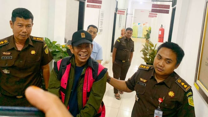 Mantan Rektor UIN Sumut, Prof Saidurrahman saat diamankan Kejari Medan