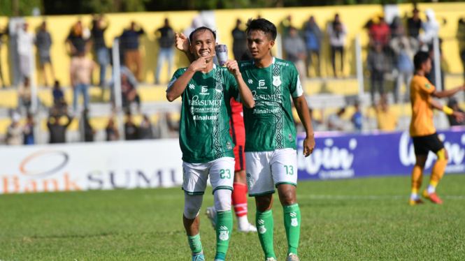 Pemain PSMS Medan rayakan gol Ikhsan Pratama