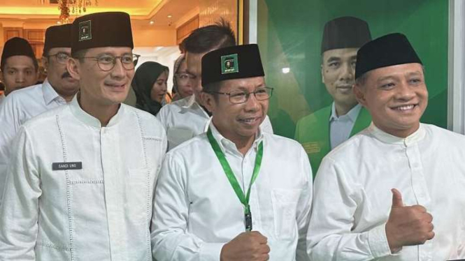 Ketua Dewan Pakar TPN Calon Presiden dan Calon Wakil Presiden RI Ganjar Pranowo-Mahfud MD, Sandiaga Salahuddin Uno (kiri), saat menghadiri acara ‘Istigasah Nasional’ di Kantor DPP PPP, Jakarta, Senin, 27 November 2023.