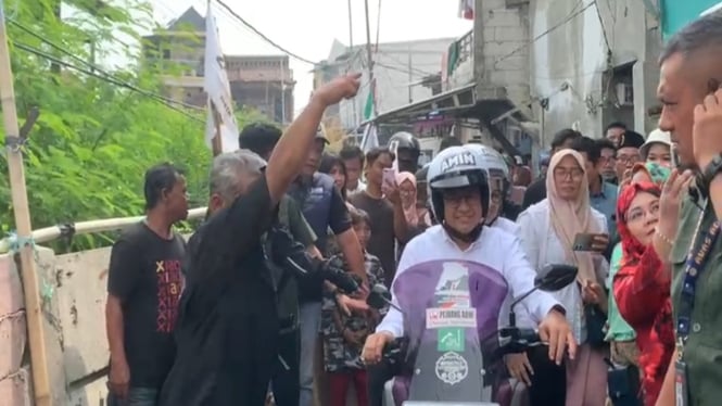Capres Anies Baswedan boncengi istri kampanye di Tanah Merah, Jakarta