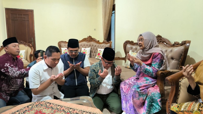 Cawapres Muhaimin Iskandar atau Cak Imin sungkem ke ibunda sebelum kampanye