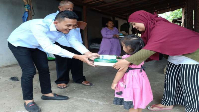 TKD Prabowo-Gibran membagikan makan siang dan susu ke warga