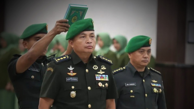 VIVA Militer: Sertijab Kodam Iskandar Muda, Kolonel Deni diambil sumpahnya.