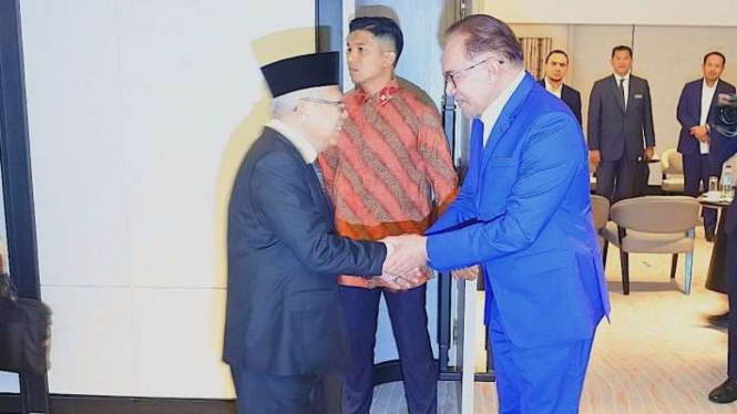 Wakil Presiden RI Ma'ruf Amin melakukan pertemuan dengan Perdana Menteri Malaysia Anwar Ibrahim di Kuching, Malaysia, Selasa, 28 November 2023.