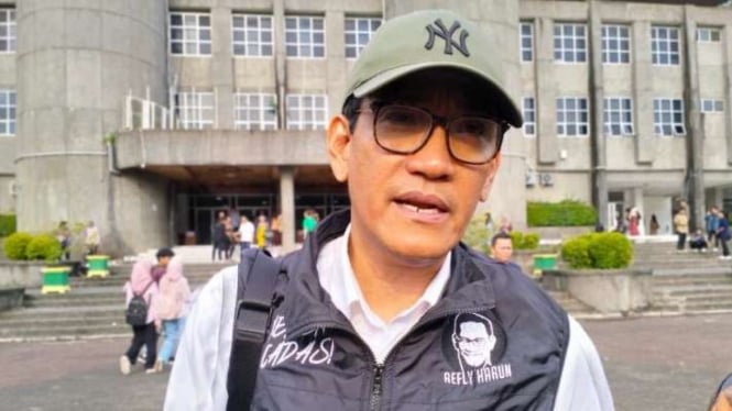 Juru Bicara Tim Nasional Pemenangan Anies Baswedan-Muhaimin Iskandar (Amin) Refly Harun saat diwawancarai oleh wartawan di Padang, Sumatra Barat, Selasa, 28 November 2023.