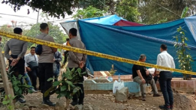 Proses pemakaman anak berkubutuhan khusus di Kampung Bantarsuling, Singaparna, Tasikmalaya