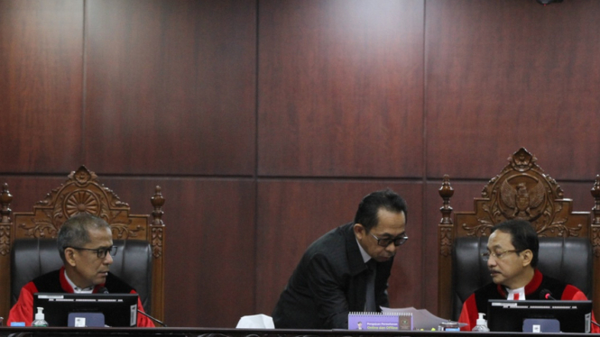 Suhartoyo (kanan) saat sidang putusan syarat usia capres cawapres di Mahkamah Konstitusi (MK)