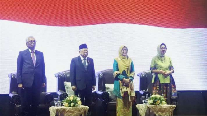 Wakil Presiden RI Ma’ruf Amin (kedua kiri) saat menghadiri dialog kebangsaan bersama para PMI di Kuching, Malaysia, Rabu, 29 November 2023.
