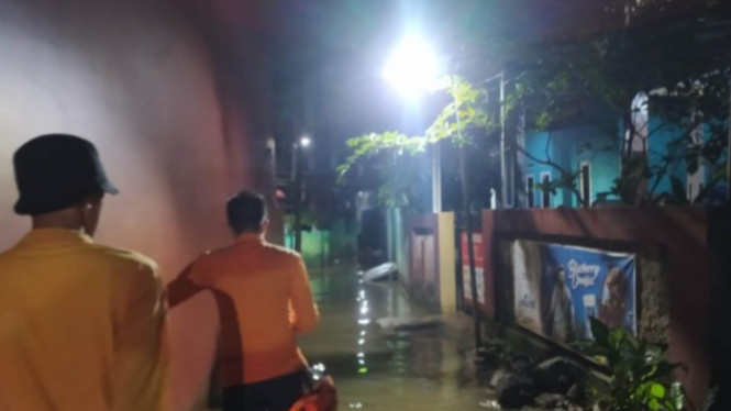 Petugas BPBD saat menangani banjir lintasan di wilayah Kota Bogor, Jawa Barat