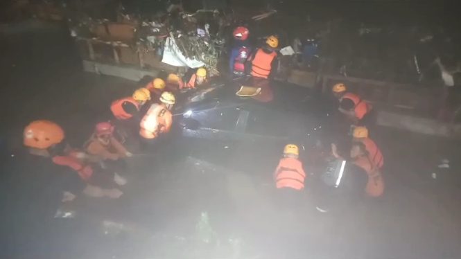 Petugas evakuasi Mobil Berisi Ibu Muda Tenggelam saat Banjir di Bogor 