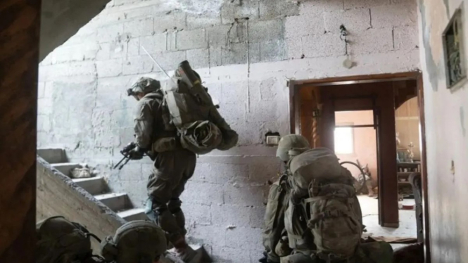 Tentara Israel memasuki gedung di Gaza, Palestina.