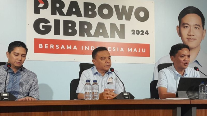 Ketua Koordinator Strategis TKN Prabowo-Gibran Sufmi Dasco Ahmad (tengah).