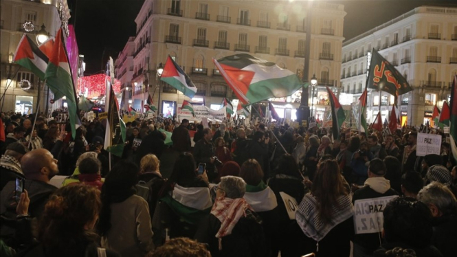 Para pengunjuk rasa di seluruh Spanyol turun ke jalan pada Rabu malam, 29 November 2023, untuk menunjukkan dukungan mereka terhadap rakyat Palestina.