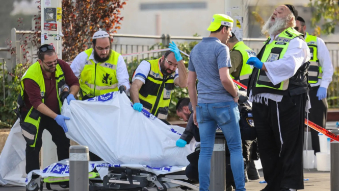 Tim medis mengevakuasi korban penembakan brutal di sebuah halte bus di pintu masuk Yerusalem hari Kamis, 30 November 2023.