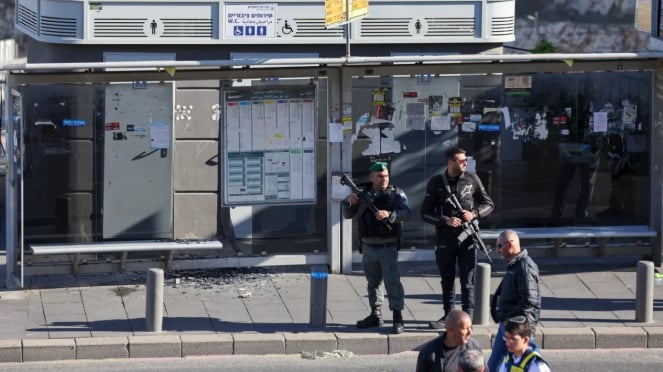 La policía israelí monta guardia alrededor del lugar de un tiroteo masivo en una parada de autobús a la entrada de Jerusalén el jueves 30 de noviembre de 2023.