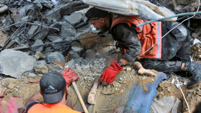 VIVA Militer: Evakuasi mayat warga Gaza yang tertimbun reruntuhan bangunan