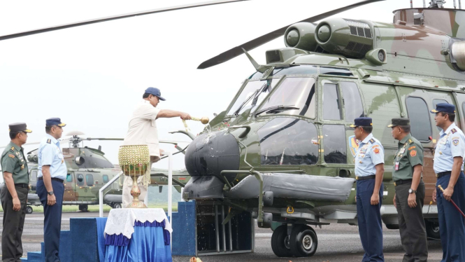 Menhan Prabowo Subianto Serahkan Helikopter Angkut Berat ke KSAU