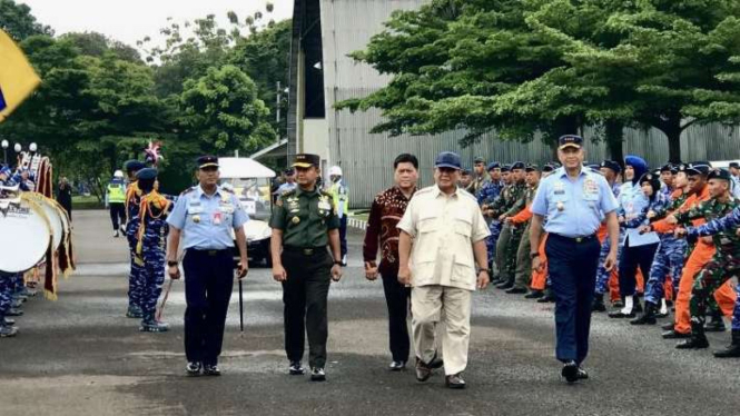 Menteri Pertahanan Prabowo Subianto (dua kanan) disambut prajurit TNI AU saat dia tiba di Pangkalan Udara Atang Sendjaja, Bogor, Jawa Barat, Jumat, 1 Desember 2023, untuk menghadiri acara penyerahan helikopter Airbus H225M.