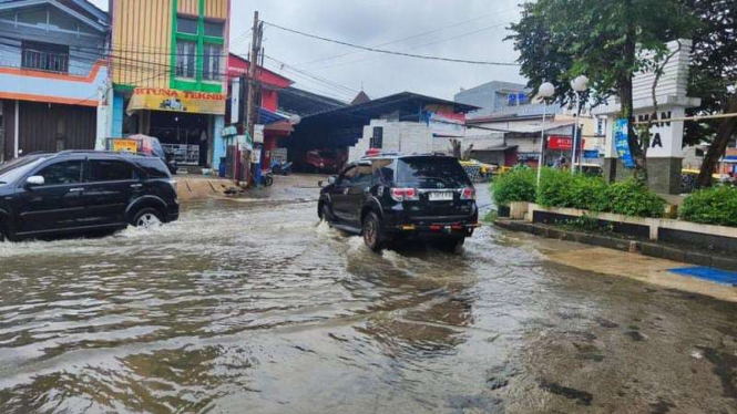 Genangan Banjir Akibat Hujan Deras di Kota Depok